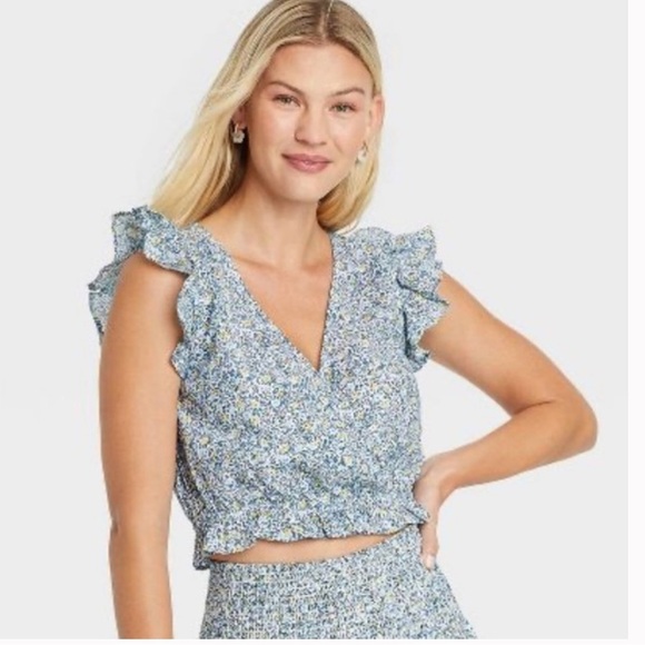 Universal Thread Blue Floral Flutter Sleeveless Cropped Wrap Top Size Large - Picture 1 of 10